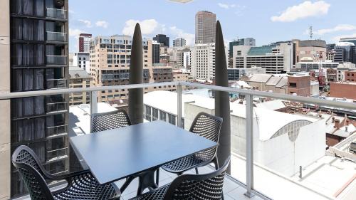 Adelaide Central Business District Apartment | Oaks Adelaide Embassy Suites