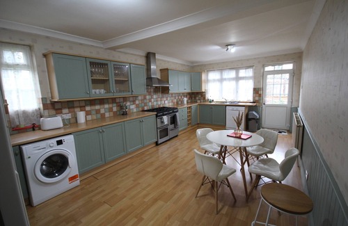 London Borough of Hounslow House | Oaks House- A Spacious Four Bedroom + Two Bathrooms Detached House in Feltham.