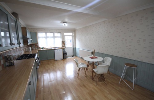 London Borough of Hounslow House | Oaks House- A Spacious Four Bedroom + Two Bathrooms Detached House in Feltham.