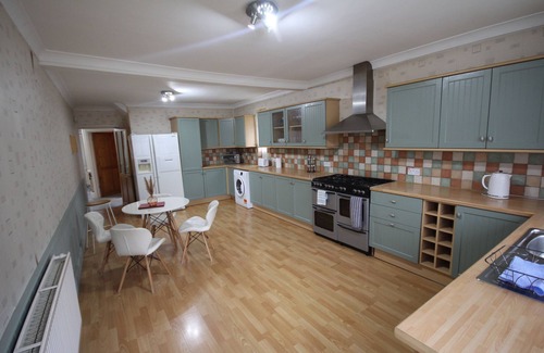 London Borough of Hounslow House | Oaks House- A Spacious Four Bedroom + Two Bathrooms Detached House in Feltham.