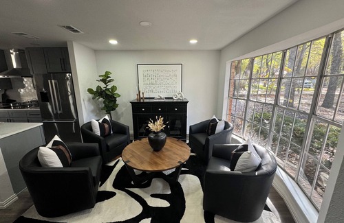 North Arlington House | Oaks Retreat - Stylish 2bd/2br house near Arlington Entertainment District