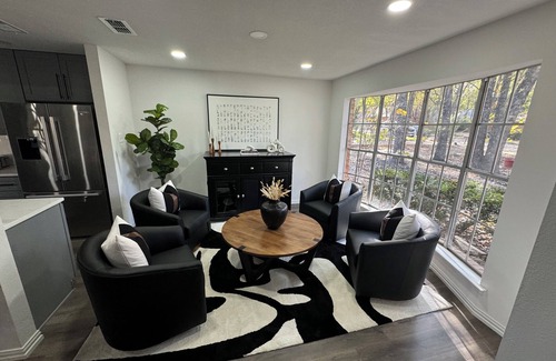 North Arlington House | Oaks Retreat - Stylish 2bd/2br house near Arlington Entertainment District