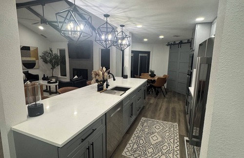 North Arlington House | Oaks Retreat - Stylish 2bd/2br house near Arlington Entertainment District