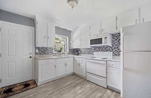 Hyde Park House | ~Oakshade Oasis Sleeps 12 ADA-Friendly Ramp~