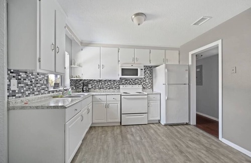 Hyde Park House | ~Oakshade Oasis Sleeps 12 ADA-Friendly Ramp~