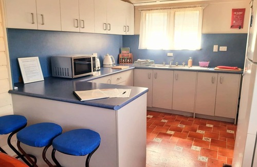 Tambo House | "Oakwood House" - Entire 5 bedroom house with Telstra Fetch and free WiFi