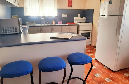 Tambo House | "Oakwood House" - Entire 5 bedroom house with Telstra Fetch and free WiFi