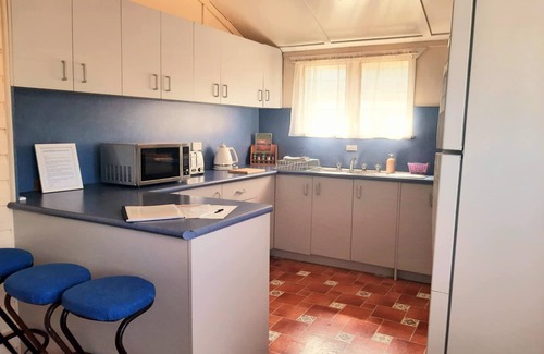 Tambo House | "Oakwood House" - Entire 5 bedroom house with Telstra Fetch and free WiFi