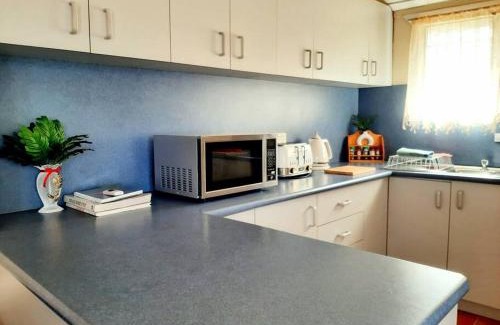 Tambo House | Oakwood House - Entire house rental - 4 bedrooms with Netflix and WiFi