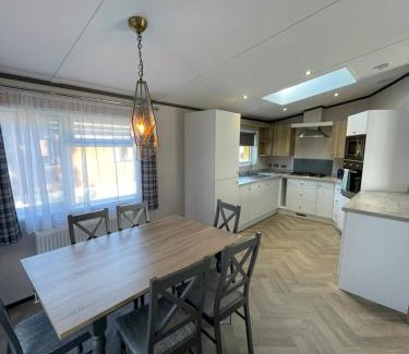 Allerthorpe House | Oakwood Lodge with Hot Tub