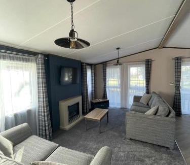 Allerthorpe House | Oakwood Lodge with Hot Tub