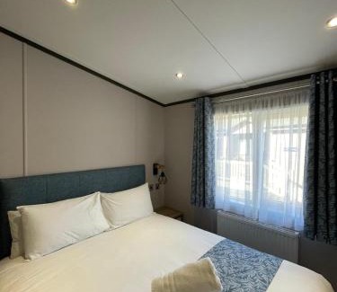 Allerthorpe House | Oakwood Lodge with Hot Tub