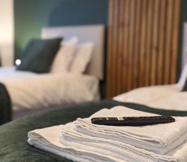 Cheshunt House | Oakwood Suite - Sleeps 5 - Contractors - Smart TVs in all rooms