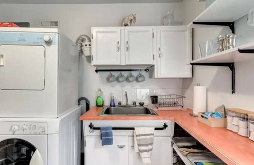 Bankview House | "Oakwoods" 1BR Suite in Bankview