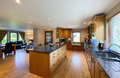 Drymen Cottage | Oakwoods House - a house that sleeps 10 guests in 4 bedrooms