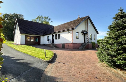 Drymen Cottage | Oakwoods House - a house that sleeps 10 guests in 4 bedrooms