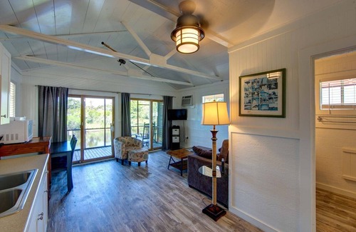 Ocracoke Cottage | Oar house is a cozy cottage located near Springer's Point Nature Preserve.