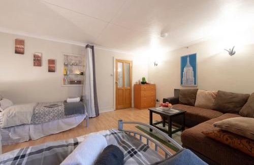 Custom House House | Oasis 77