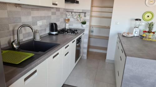 Kastel Stari Apartment | Oasis apartment with sea view and garden
