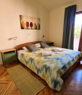 Kastel Stari Apartment | Oasis apartment with sea view and garden