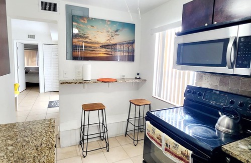 Royal Poinciana Hotel | Oasis at Hollywood - Sleeps 6- Unit 10