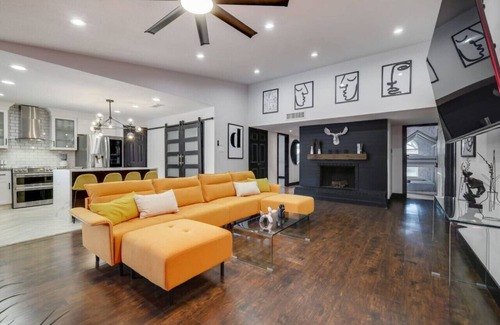 North Central Carrollton House | Oasis Cozy 5BR W Bbq+ pool + Cinema