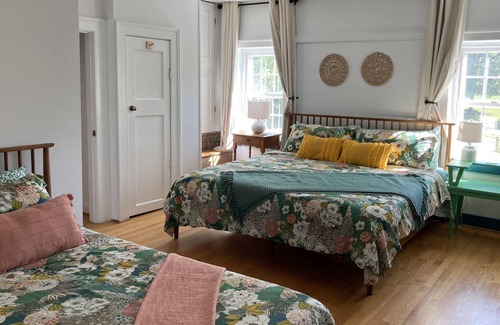 Kabrich Crescent House | Oasis in Blacksburg. Walk to VT. Artful decor, trails, huge yard w/ fire pit.