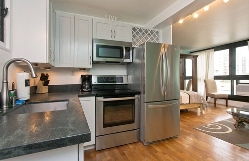 Waikiki Apartment | Oasis in Waikiki w/Pool ⛱-Steps to the Beach, Zoo, SunDeck Waikiki Grand Hotel®