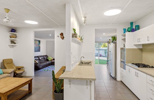 Exmouth House | Oasis - Modern 4 Bedroom holiday home with endless views.