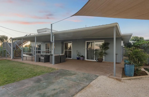Exmouth House | Oasis - Modern 4 Bedroom holiday home with endless views.