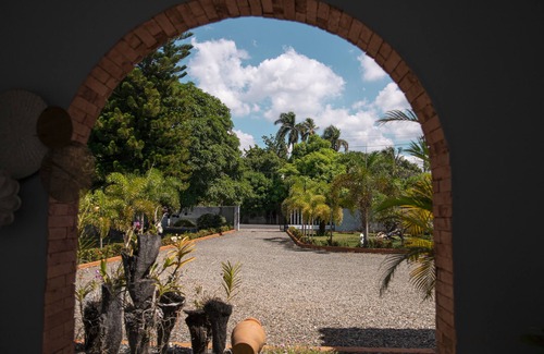 Tenares House | OASIS OF PEACE- Spacious 4 bedroom house w/garden!