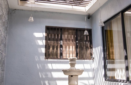 Tenares House | OASIS OF PEACE- Spacious 4 bedroom house w/garden!