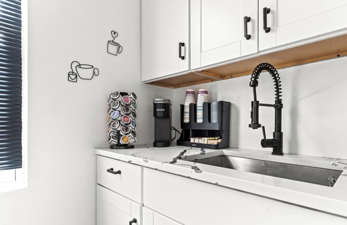 West New York Apartment | Oasis on the Hudson River: NYC Views & Vibes, Charming 2 Bedroom with Wifi