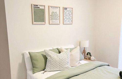 Lawson Apartment | Oasis on Wanderlight. Views of Black Mountain tower, family-friendly!