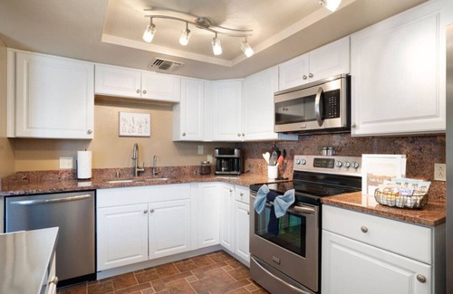 Villa Green Condo | Oasis Paradise in Arcadia | Pool+Hot Tub | Views!