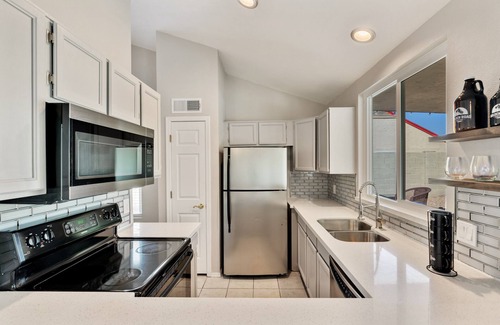 Deer Valley House | Oasis Phoenix Private Pool, HOT TUB, Corn Hole, BBQ, Fire Pit and Games