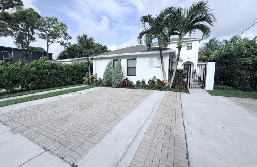 Coral Way House | Oasis pool in Miami, Coconut Gove, UM, Downtown Miami