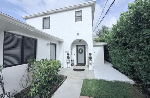 Coral Way House | Oasis pool in Miami, Coconut Gove, UM, Downtown Miami