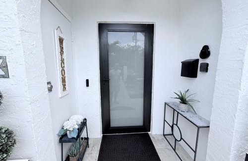 Coral Way House | Oasis pool in Miami, Coconut Gove, UM, Downtown Miami