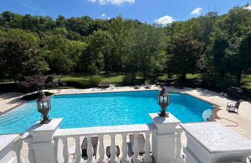 Frankfort House | Oasis Pool Retreat 8 Bedrooms New Management