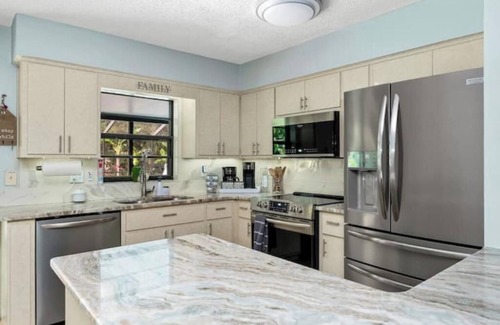 Crystal River House | Oasis privacy Pool Game room 3 mins Sister Spring