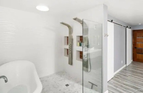Terra Nova House | Oasis with ocean views/Pool/Hot tub! Sleeps 10!