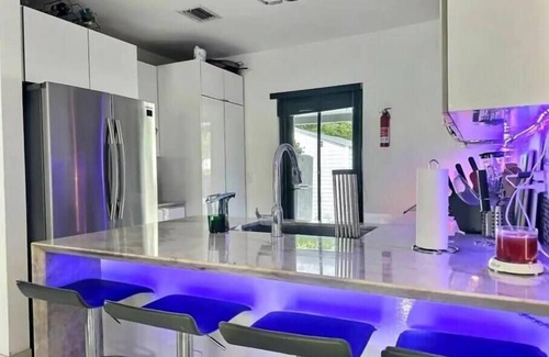 Gladeview House | OasisStyle Jacuzzi Glamping Gym Parking BBQ Secure