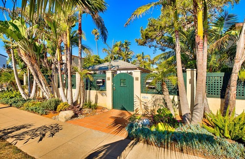Ocean Beach Cottage | OB Palms, tropical gardens, spa and dog bath in Ocean Beach,