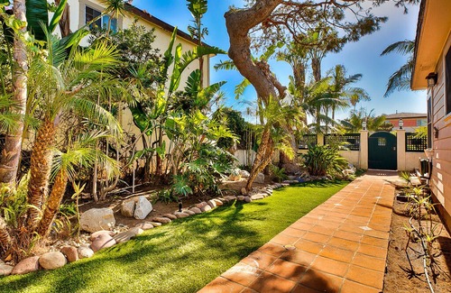 Ocean Beach Cottage | OB Palms, tropical gardens, spa and dog bath in Ocean Beach,