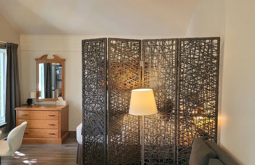 Val David Bed & Breakfast | Oberge Inn Riverside guest room in Val-David village with free parking