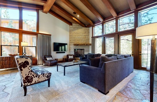 Mammoth Lakes House | Obsidian Oasis | Theater & Private HT!