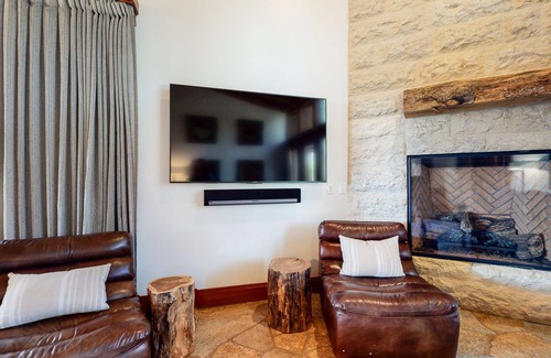 Mammoth Lakes House | Obsidian Oasis | Theater & Private HT!