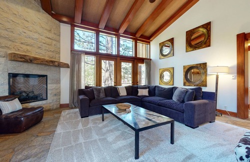 Mammoth Lakes House | Obsidian Oasis | Theater & Private HT!