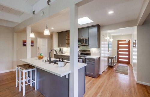 North Pacific Beach House | Ocean 2 Blocks * Private Backyard * A/C * 2 Dogs OK